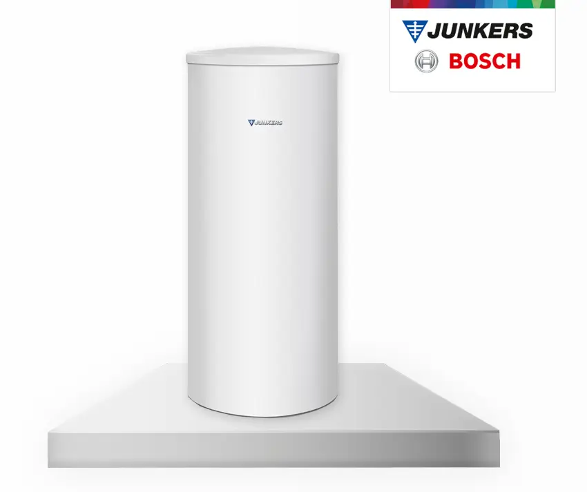 Weißer Warmwasserspeicher auf flachem Boden, mit Logo von Junkers und Bosch, zylindrische Form, geeignet für Heizungsinstallationen.